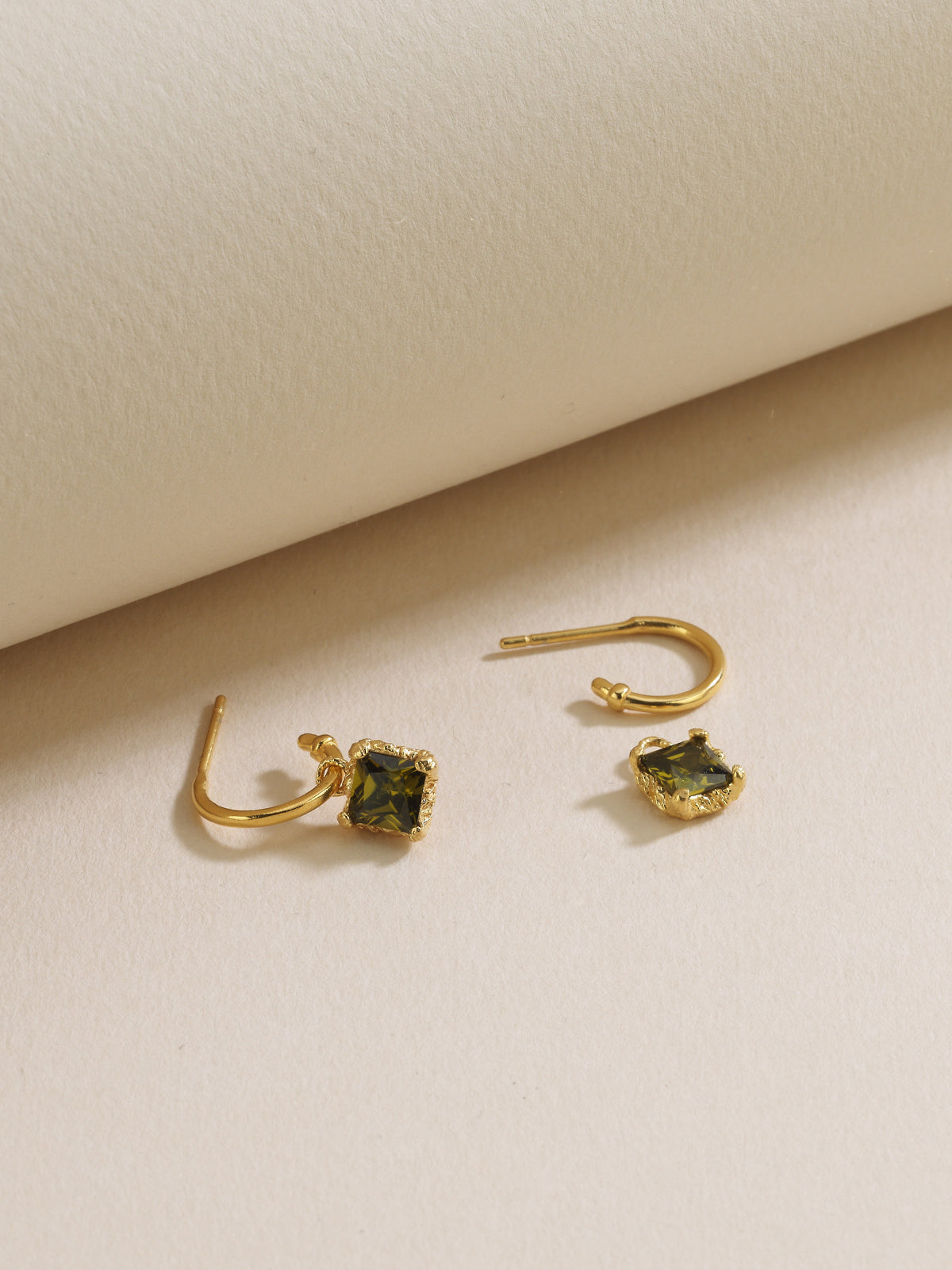 PERIDOT HOOP KÜPE
